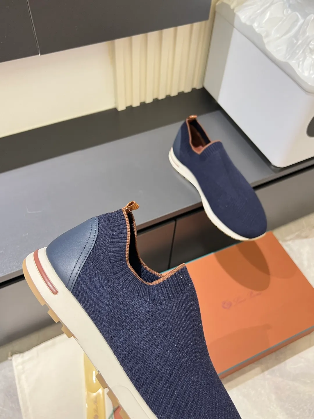Men's Men's Shoes 💰p380 Loro Men's Shoes 💰piana/Noyo Piana 360 L Men's Shoes 💰p Flexy Walk Men's Sports Shoes These sports shoes are made of knitted wool uppers, and the heel is wrapped in smooth calf leather. Merino sheep are selected from Australia and New Zealand. The upper is machine-woven like a sweater, and then equipped with a white rubber outsole and a Kummel-colored sole. It is both beautiful and non-slip. The fabric is 100% cashmere and the insole is calf leather. It is super comfortable on the feet! Comes with full original packaging! Multiple colors available! Size: 38-44 (45 customized)